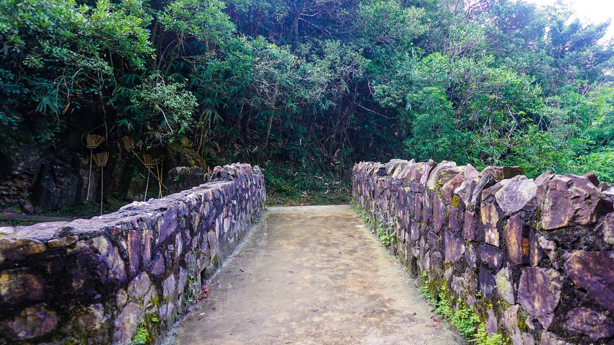 English-style bridge along the trail
