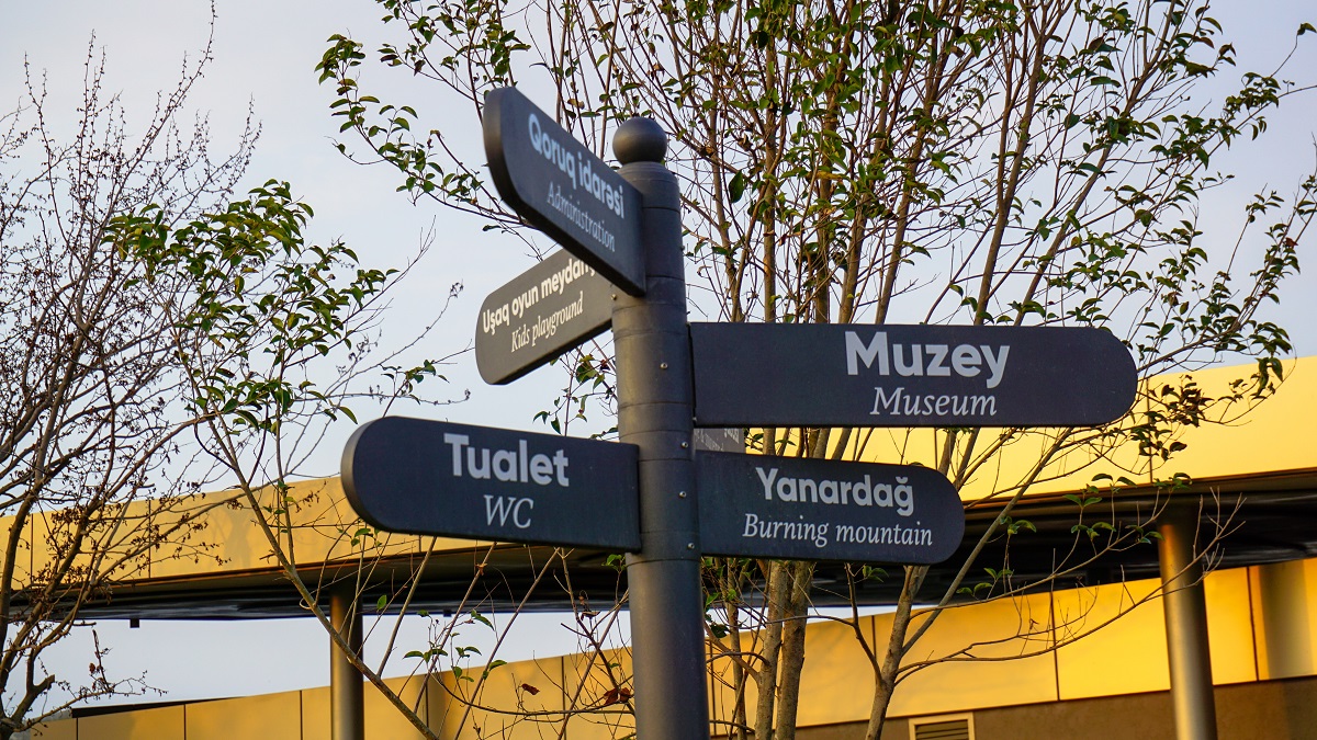 Yanar Dag signpost