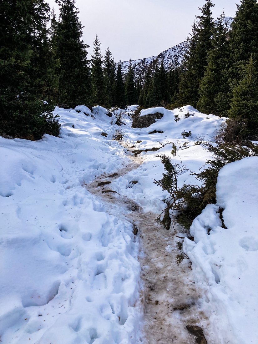 Kol Tor Lake Trail on winter covered by snow