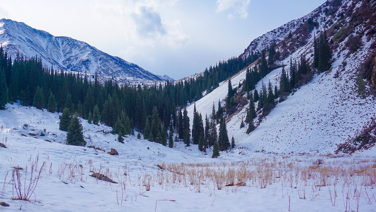 Winter in Kyrgyzstan - The pass/saddle in the middle of Kol Tor Lake trail covered in snow 