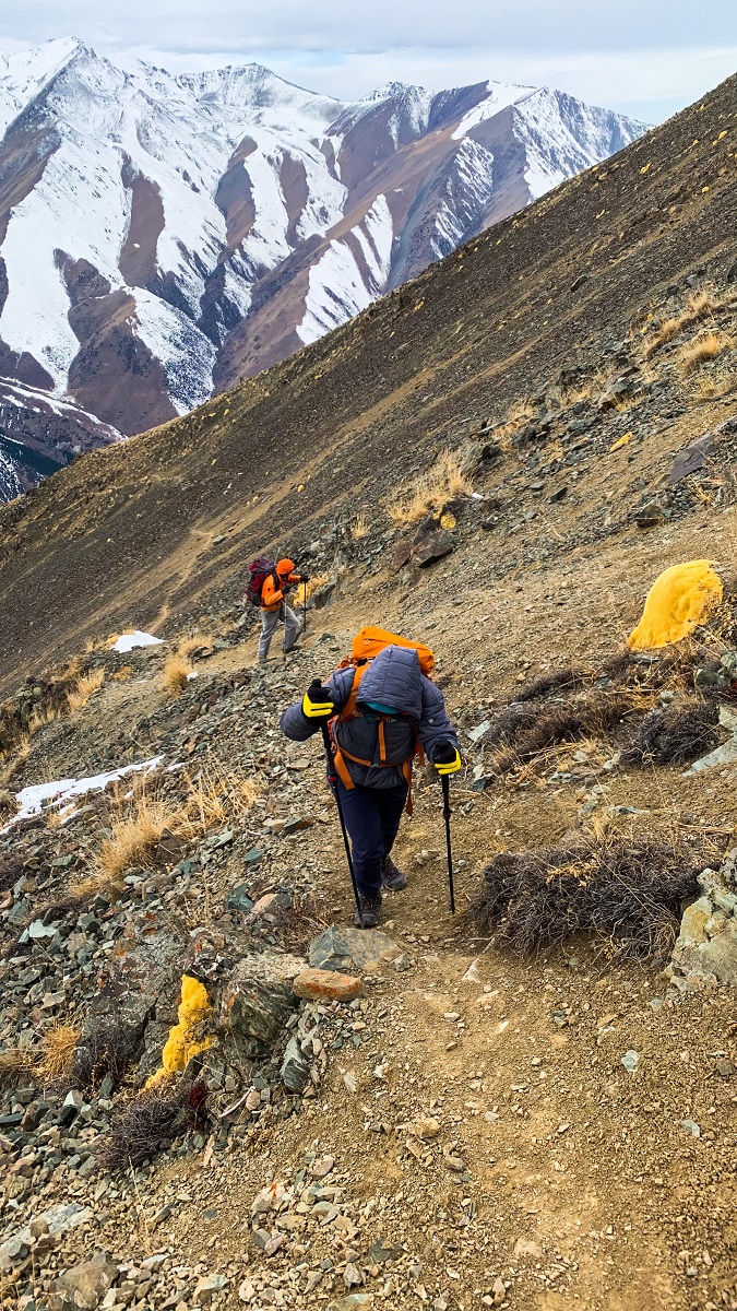 Trail in the steep slope towards Komsomolets Peak 