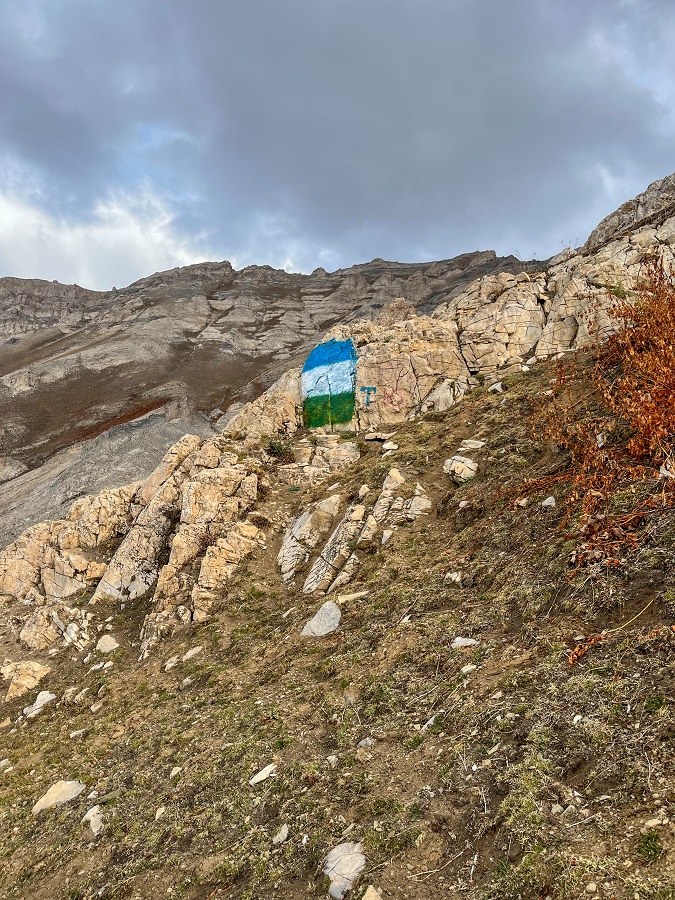 Trailsign flag in Big Chimgan (1B) 