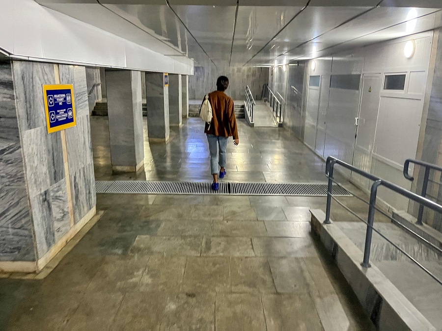 Underpass to the train platform 