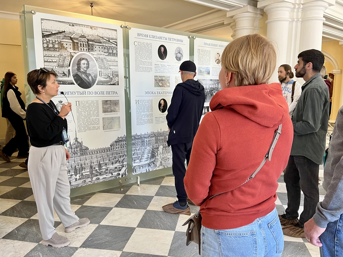 Guided tour inside the Peterhof Palace 