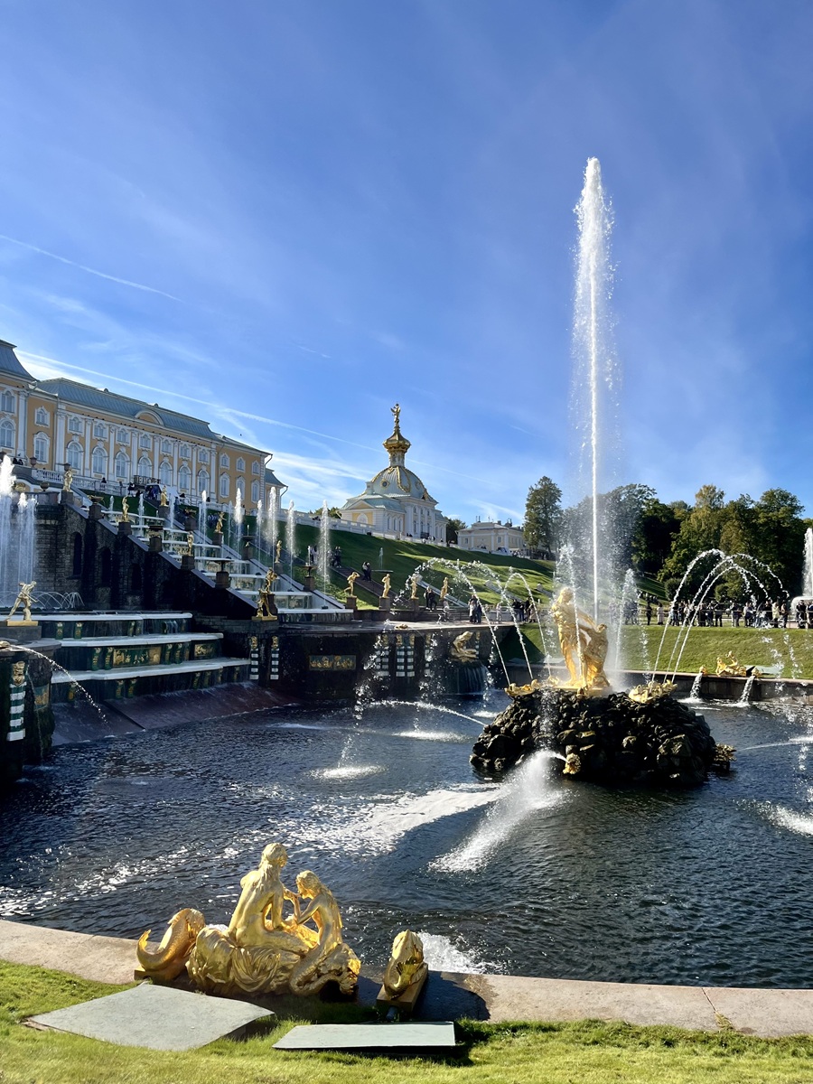 Peterhof Palace and Samson Fountain in Saint Petersburg, Russia 