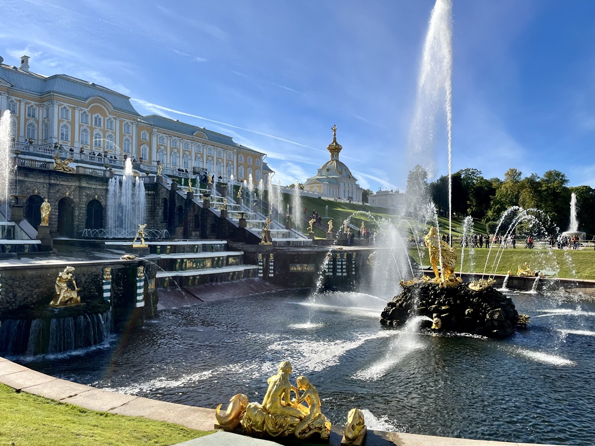 Peterhof Palace's Grand Cascade and Fountain
