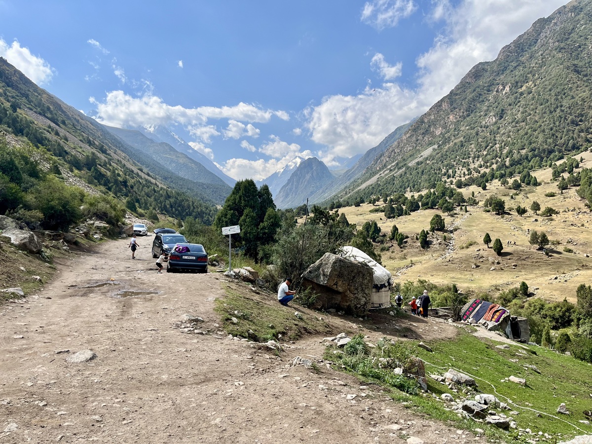 Road Fork before crossing the Alamedin River 