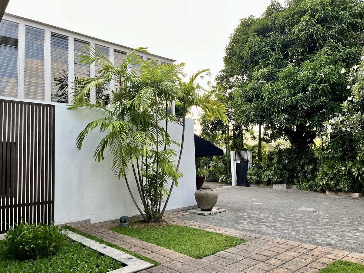 Courtyard of Nyne Hotels Lake Lodge in Colombo